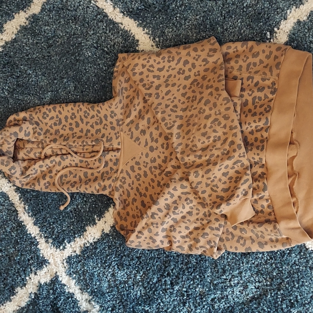 Animal print cropped, hooded sweatshirt